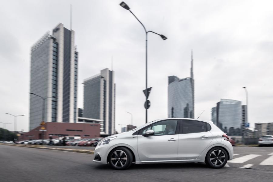  Peugeot 208 Signature 2018 года  (фото 6 из 17)
